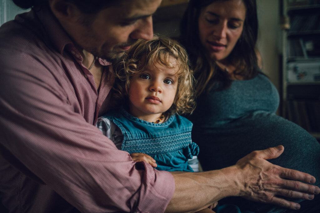 Familienfotos, Kleinkind und Mama mit Schwangerschaftsbauch