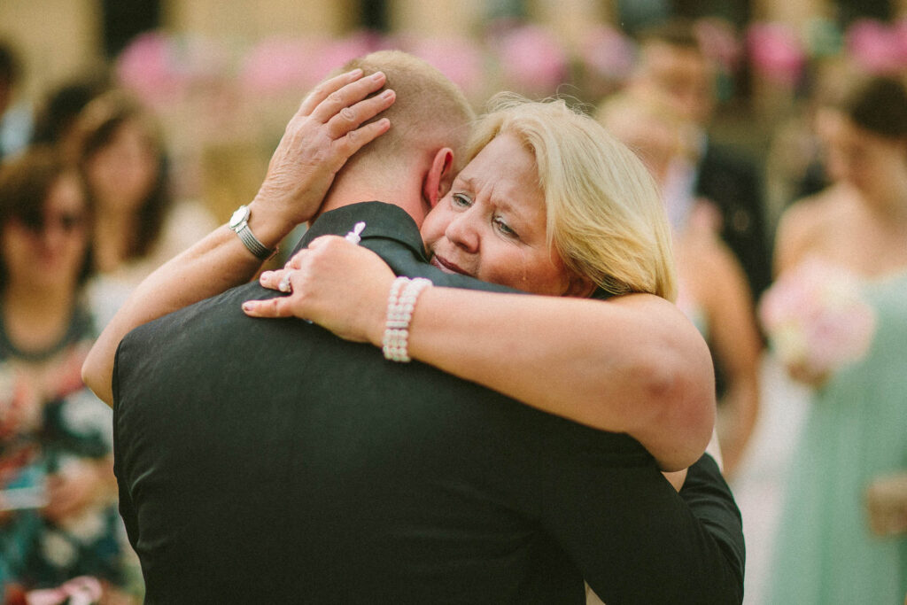 Mama gratuliert Sohn nach Trauung bei Hochzeit und weint mit Tränen